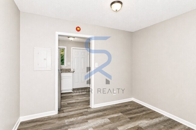 Building Photo - Limited-Time Move-In Promotion! Move in on or before May 15th and receive your choice of incentiv...