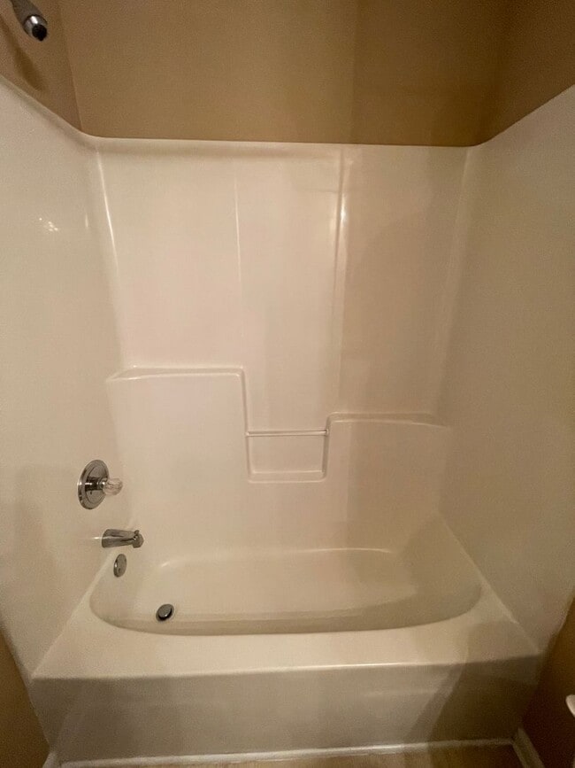 Building Photo - Foxchase Subdivision:  MOVE IN READY!!!!  ...