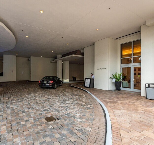 Building Photo - 1060 Brickell Ave