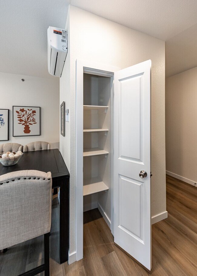 Building Photo - Westside 1 bed, 1 bath Luxury Apartment near Garden of the Gods