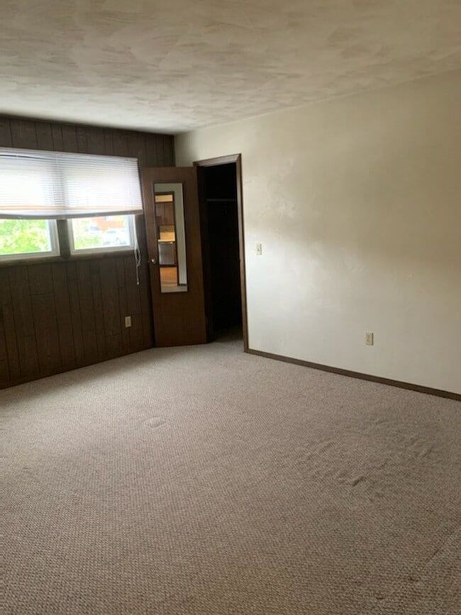 Building Photo - 2 Bedroom, 1 Bath Second Floor Apartment i...