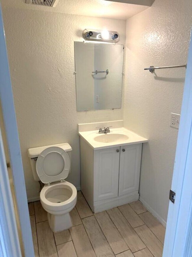 Building Photo - 2 bed 2 bath condo with balcony