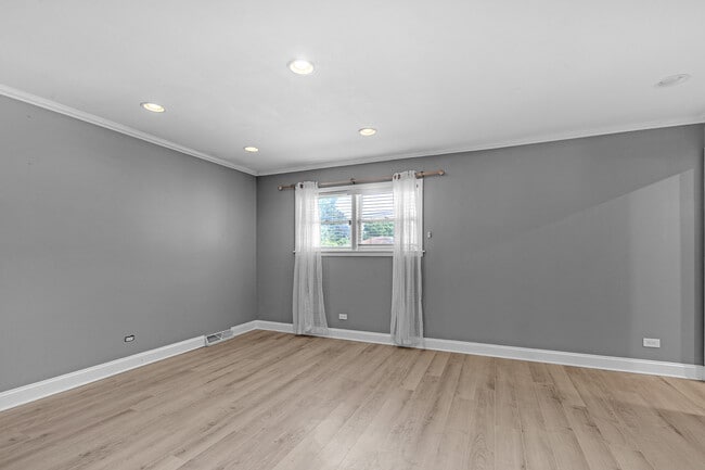 Building Photo - 534 Lawler Ave