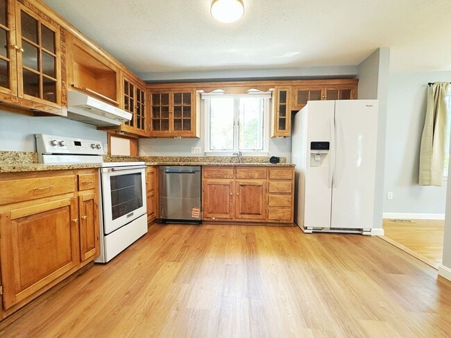 Building Photo - 10 Friar Tuck Ln