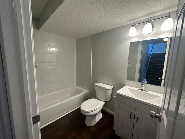 Building Photo - Beautiful 4 Bedroom Home in Layton!