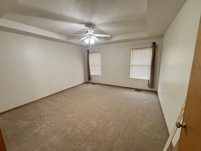 Building Photo - Beautiful 3 bed 3 bath duplex located in quiet neighborhood!