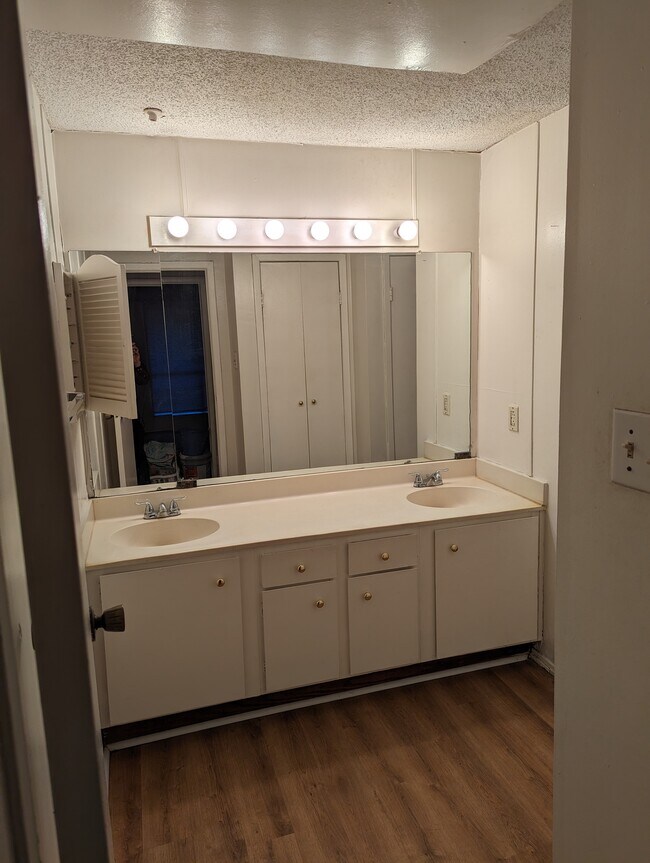 Building Photo - 10053 Westpark Dr