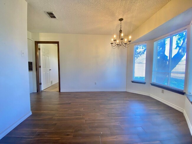 Building Photo - Pre leasing now for 4/01 move in.