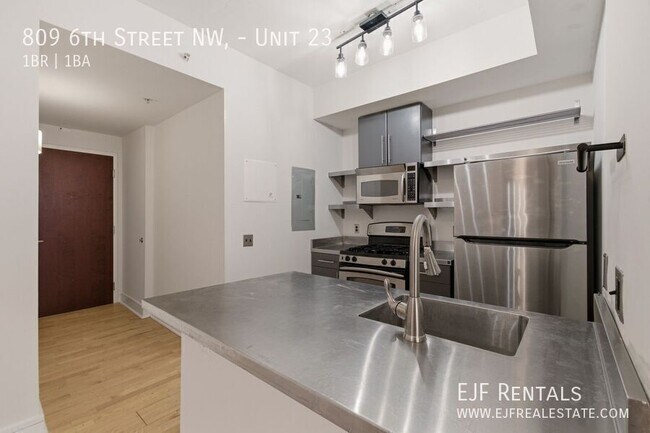 Building Photo - 809 6th St NW