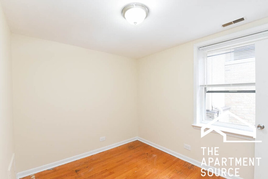 Building Photo - 4811 W Warwick Ave