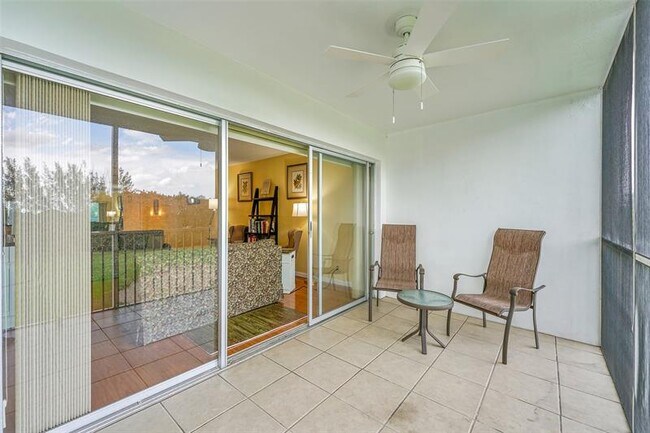 Building Photo - 3150 N Palm Aire Dr