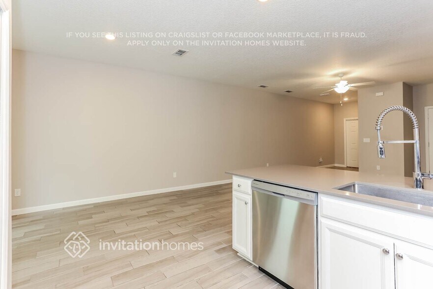 Building Photo - 13285 Shore Grass Dr