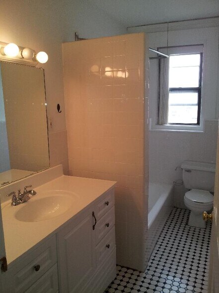 Building Photo - 73 Westland Ave