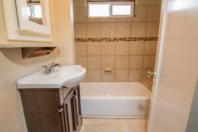 Building Photo - 33rd Duplex