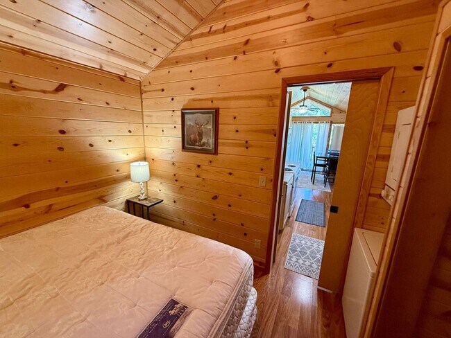Building Photo - Short or long-term Furnished Cabin with A MOVE IN SPECIAL!