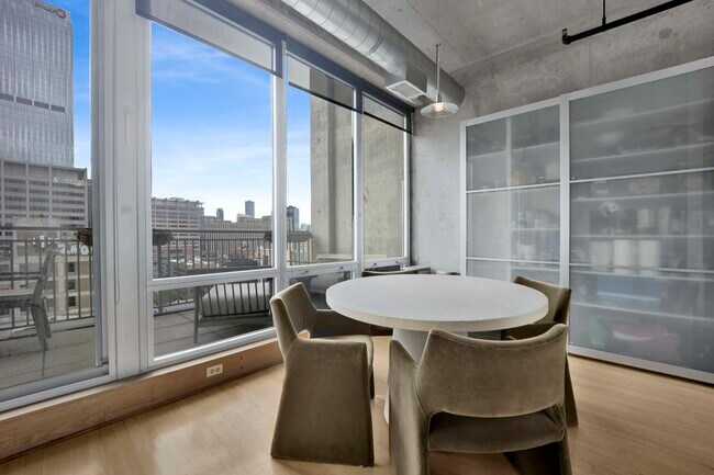 Building Photo - 700 W Van Buren St