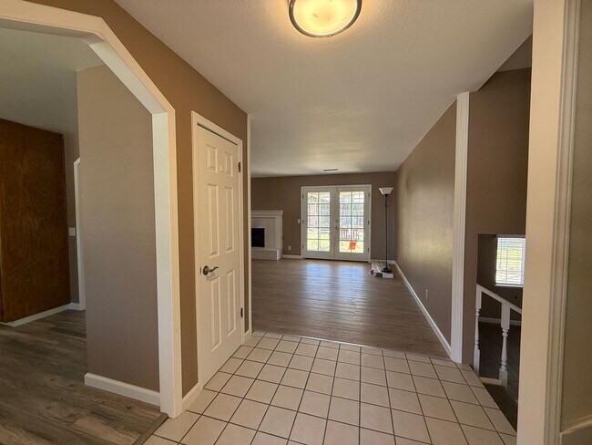 Building Photo - Stunning three-story home located in the c...