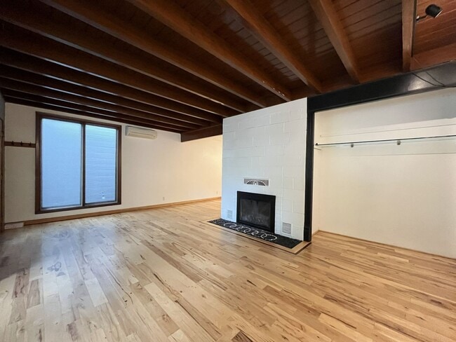 Building Photo - Large NW Portland Home Near Shops & Restaurants with Finished Basement & Bay Windows