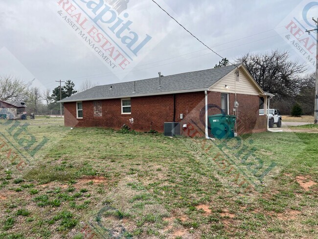 Building Photo - Charming 3 Bedroom