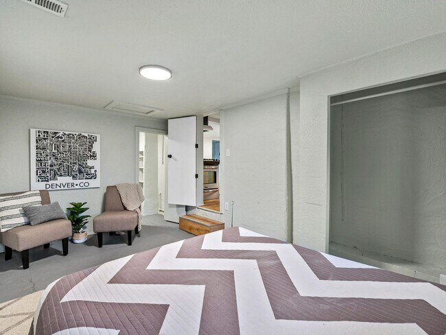 Building Photo - 2 Bed 1 Bath House in Westwood Neighborhood