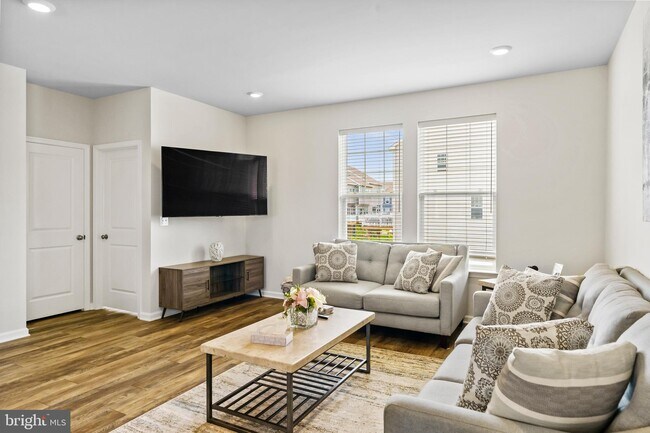 Building Photo - 18 Rome Wy