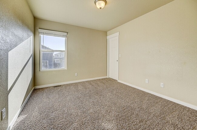 Building Photo - HUGE SIX (6!!!) BD HOME IN LORSON RANCH!