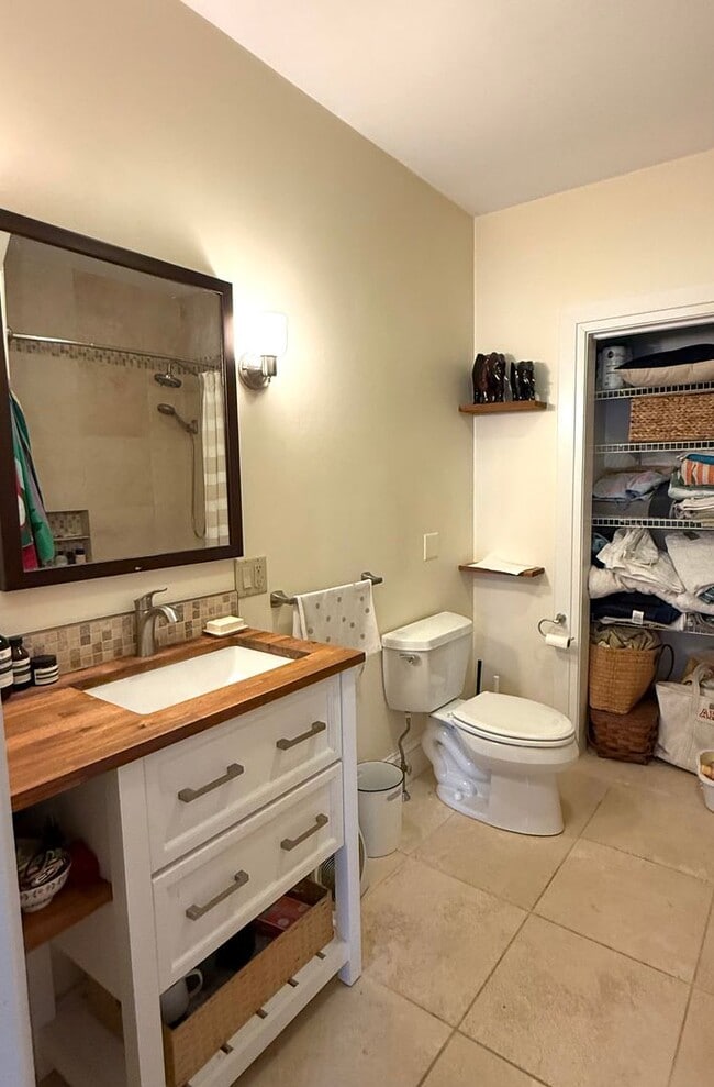 Building Photo - Charming 2 Bed + 2 Bath Condo in the West End!