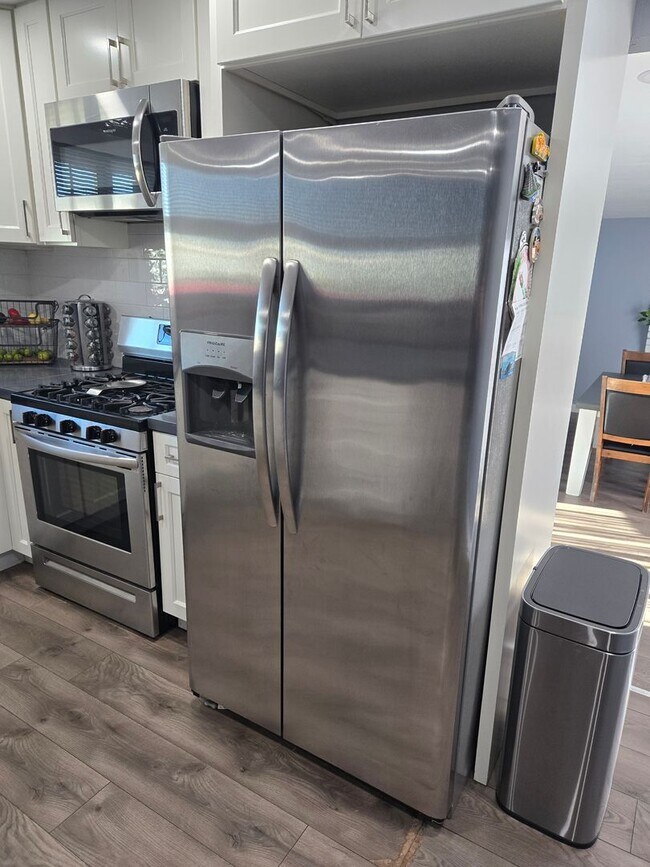 Building Photo - Beautifully Updated 3 Bed, 2 Bath Single S...
