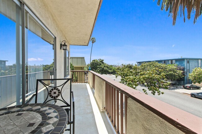 Building Photo - 1241 9th St in Santa Monica. Steps to Wilshire Blvd!