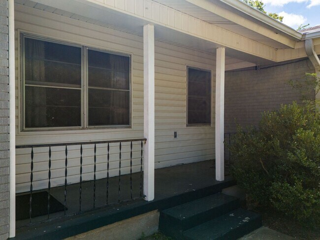 Building Photo - $500 off first months rent