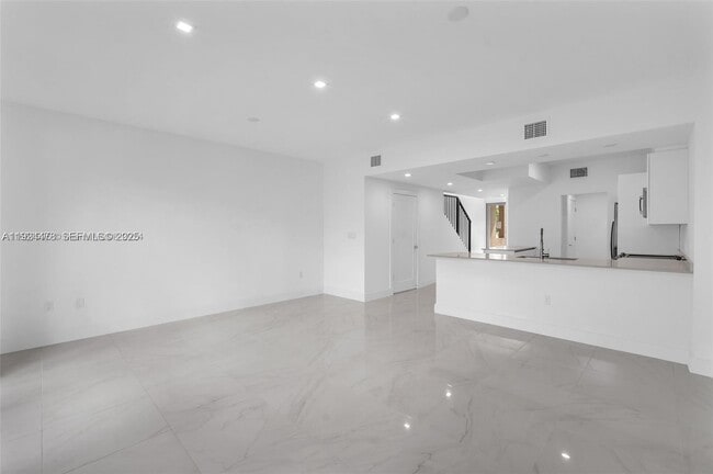 Building Photo - 4181 N Oak Pl