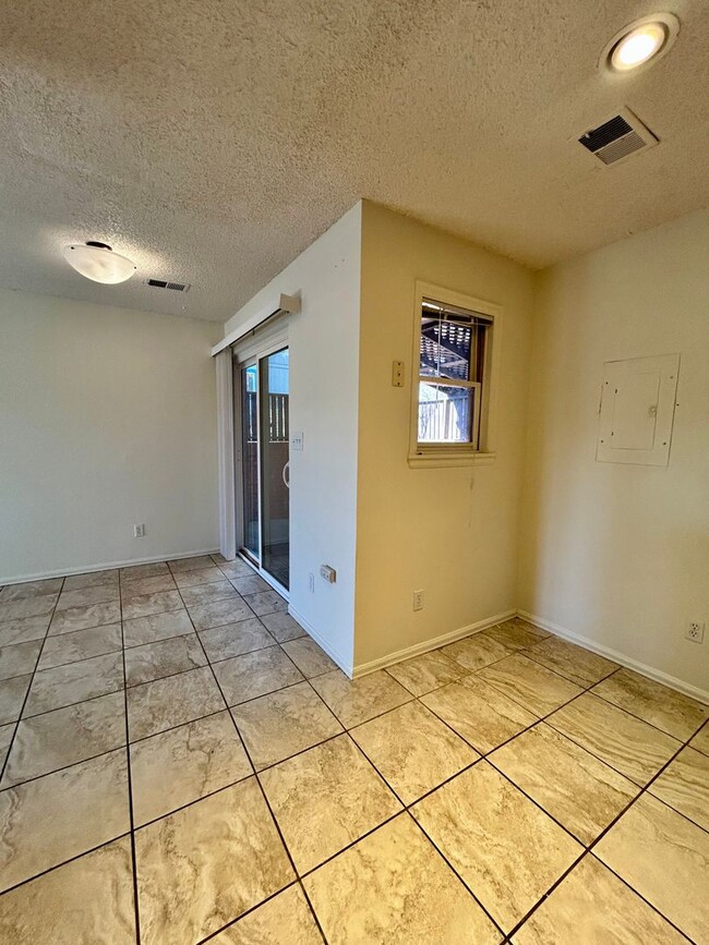 Building Photo - SHORT TERM RENTAL! 3Br/2Ba Condo in the Heart of Boulder