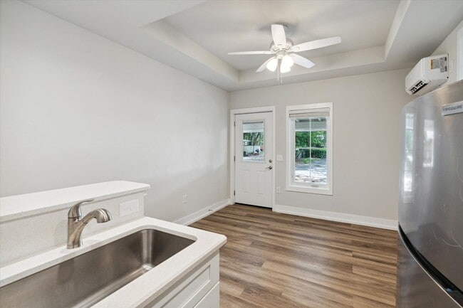 Building Photo - 1 Bedroom 1 Bathroom FALL 2026!