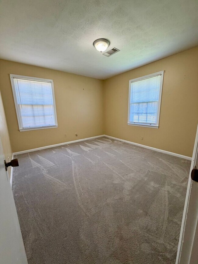 Building Photo - 2 Bed/1 Bath House