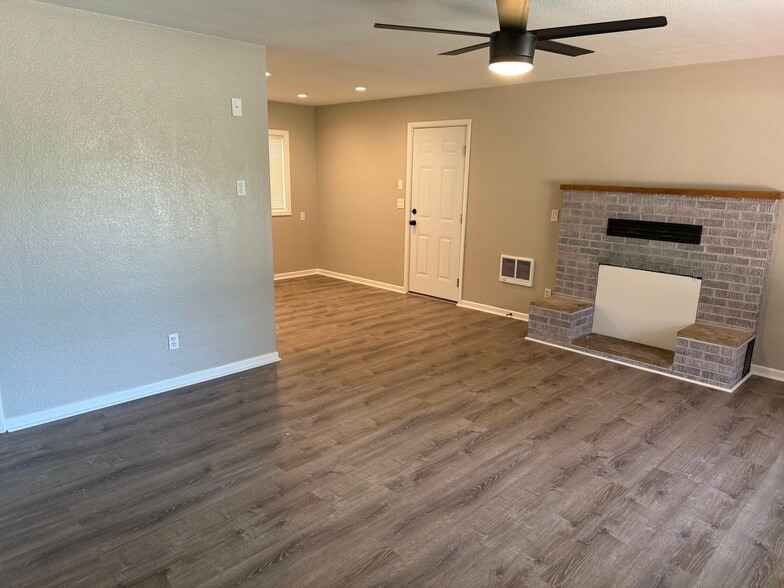 Building Photo - 406 Hillview Dr