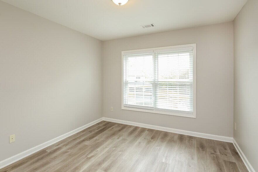 Building Photo - 6176 Mulberry Park Dr