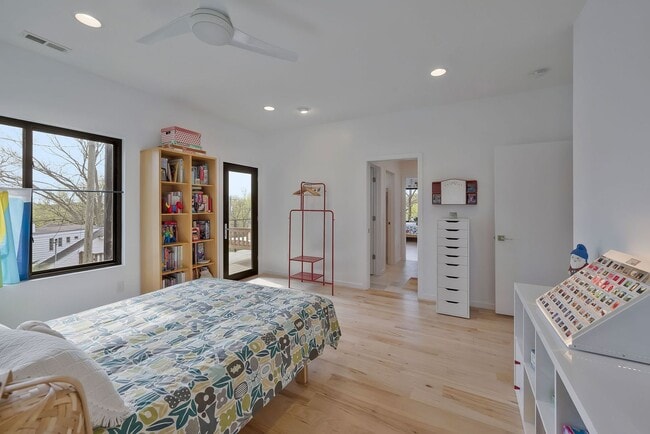 Building Photo - Custom-Built 4 Bed/ 2 Full + 2 Half Bath Modern Home at the base of Love Circle, Fully Furnished,...