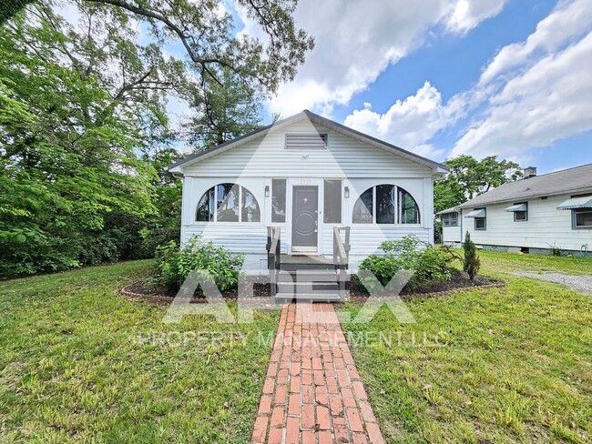 Primary Photo - Charming 3Bd/2 Ba Renovated Craftsman Styl...