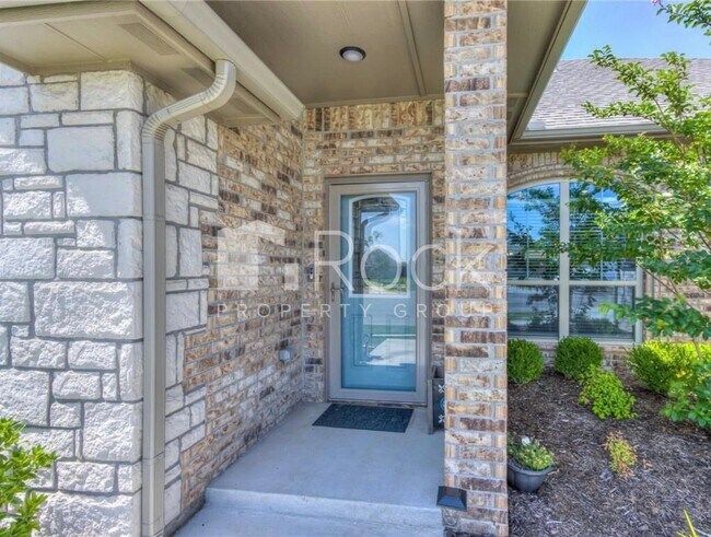 Building Photo - Gorgeous 4 Bedroom Home with Storm Shelter