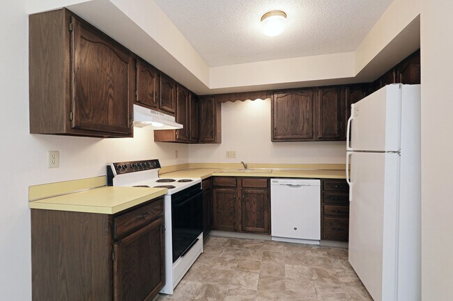 Building Photo - 6011 Queens Dr