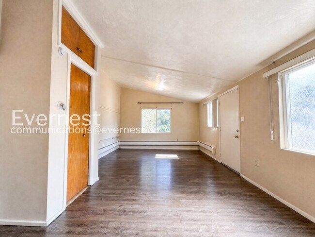 Building Photo - 3 Bed, 2 Bath Home with Garage / Available Soon!