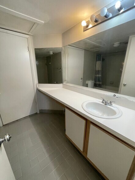 Building Photo - 2820 N Oakland Forest Dr