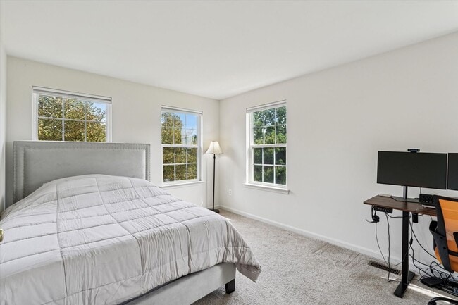 Building Photo - 3B/2.5B End Unit Townhome in Penns Manor A...