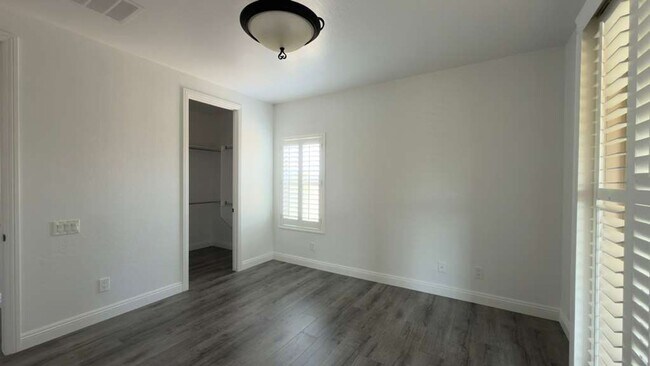 Building Photo - A Perfect Blend of Luxury, Comfort & Style