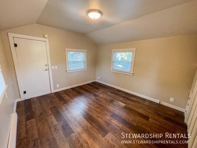 Building Photo - Adorable and unique upstairs studio