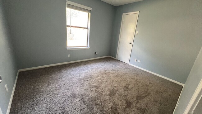 Building Photo - Three Bedroom Cozy Home Recently Remodeled!