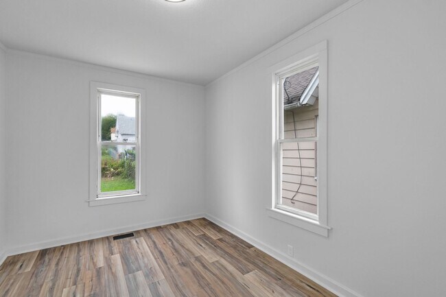 Building Photo - 2 Bed Home with Large Yard & Covered Porch – $1,295/mo