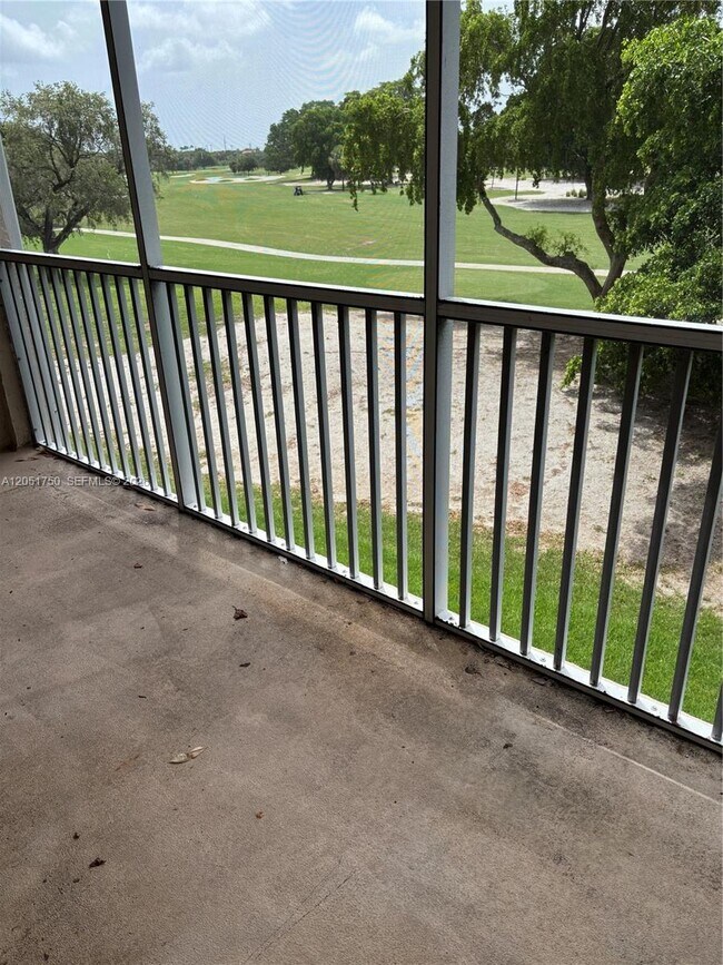 Building Photo - 250 Jacaranda Dr