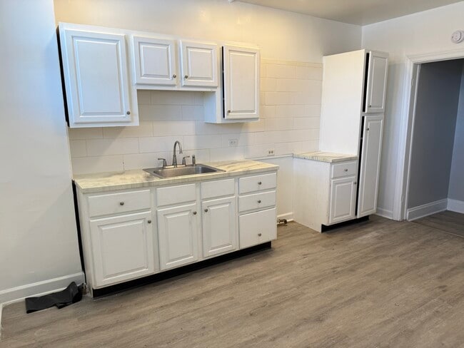 Building Photo - 2537 W 63rd St