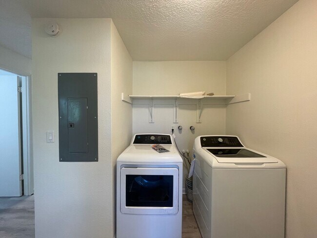 Building Photo - Spacious 2 Bed 1.5 Bath Apartment in Gresham - Newly Renovated w/ Washer & Dryer!